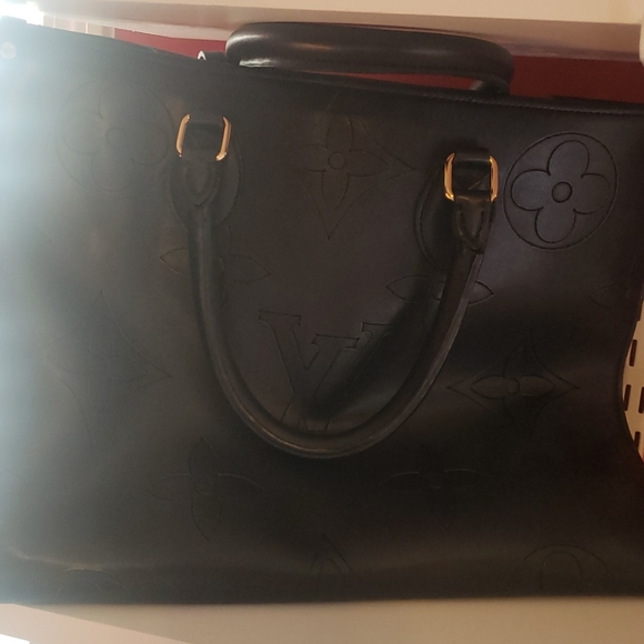 Handbags - Picture 2 of 6